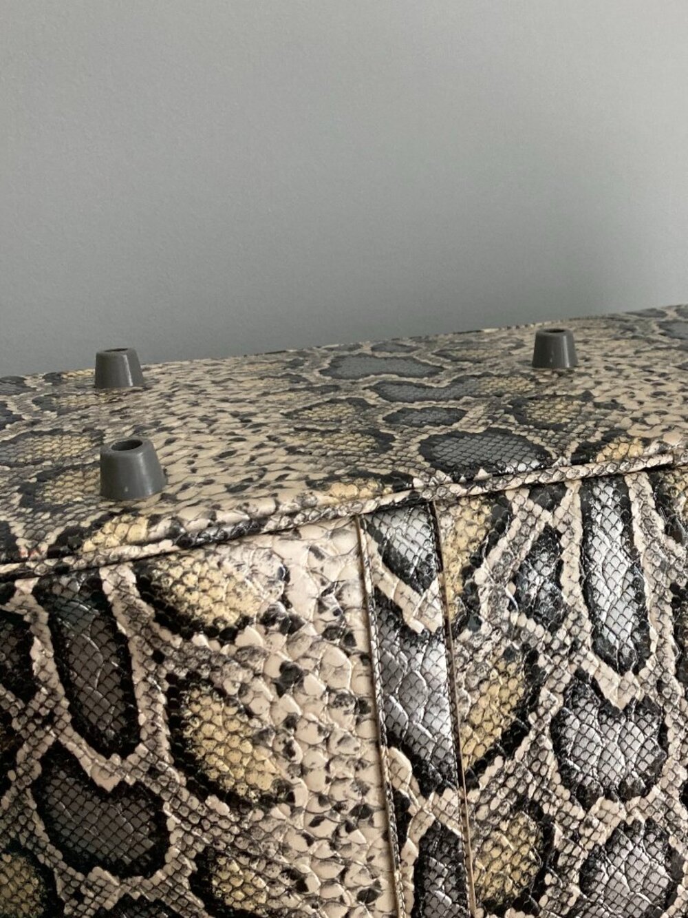NWOT Kathy Von Zeeland Weekender Bag Cream/Gray Snake Print - Picture 7 of 16